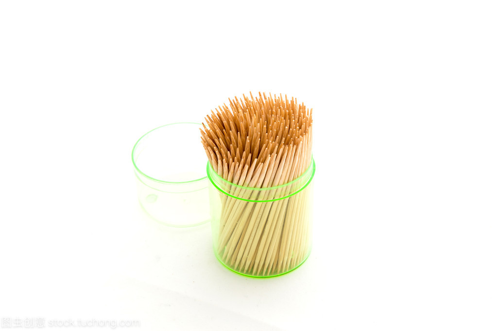 白色背景中的孤寂牙签